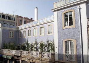 リスボンにあるEstrela Cozy Apartmentの青白の建物