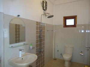 Bilik mandi di Pearl Cave Cabanas & Resturant