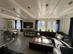 a living room with a couch and a table at Snemyr i Høvåg in Høvåg