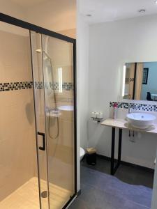 a bathroom with a shower and a sink at Logement Poséidon in Boulogne-sur-Mer