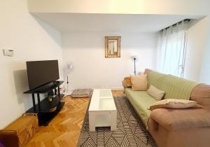 a living room with a couch and a table at VUT Torreón de los Guzmanes in Ávila