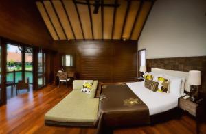 Postel nebo postele na pokoji v ubytování The Lalit Resort & Spa Bekal