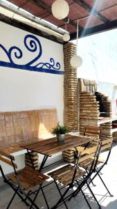 a wooden table and chairs in a room at Cádiz Playa La Caleta Terraza con Barbacoa in Cádiz