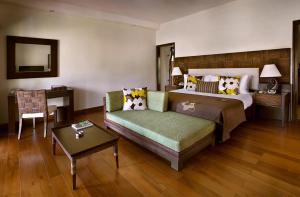 Postel nebo postele na pokoji v ubytování The Lalit Resort & Spa Bekal