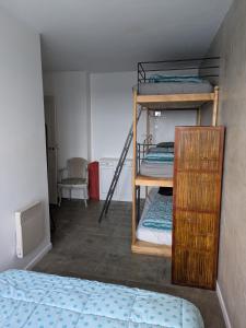 a room with two bunk beds and a bed at L'Atelier du Tailleur à 5 mn du Puy du Fou in Chambretaud