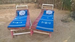 a pair of chairs with blue and red at Maison Proche De Désert Douz in Douz