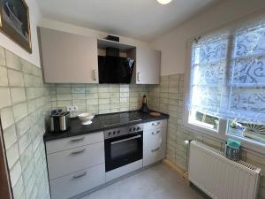 a kitchen with a stove and a window at Fachwerkjuwel im Bergischen in Remscheid