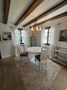 a dining room with a white table and chairs at Fachwerkjuwel im Bergischen in Remscheid