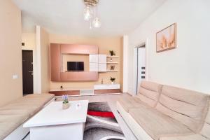 a living room with a couch and a table at Princess Cozy Home Casy in Timişoara