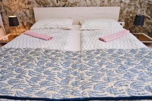 two beds with pink pillows on top of them at Princess Cozy Home Casy in Timişoara