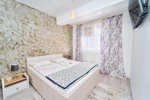 a small bedroom with a bed and a window at Princess Cozy Home Casy in Timişoara