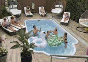 a group of people sitting around a pool at Wellness -Residenz Ehrhardt Urlaub mit Pool und Garten Ferienwohnung im Herzen von Halberstadt in Halberstadt
