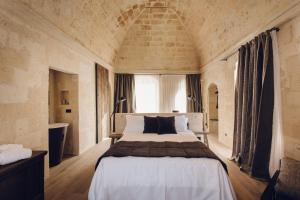 Un pat sau paturi într-o cameră la Palazzotto Residence&Winery