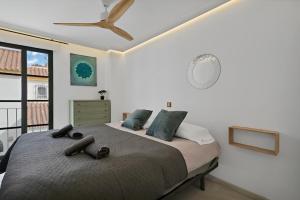 a bedroom with a large bed with a ceiling at Casa Mar & Golf in San Luis de Sabinillas