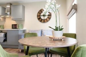 a dining room with a table and green chairs at Flat4 1BR in Horsemarket in Barnard Castle