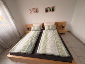 two beds sitting next to each other in a room at Urlaub im fränkischen Seenland in Bergen