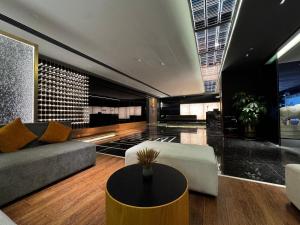 a living room with a couch and a table at Likto Hotel in Guangzhou
