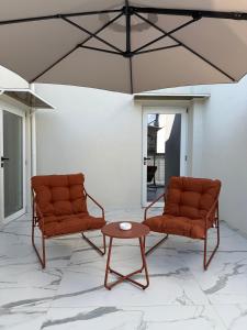 zwei Stühle und ein Couchtisch in einem Zimmer in der Unterkunft Kari Suite in Sammichele di Bari