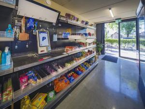 an aisle of a grocery store filled with lots of food at FerienChalet-Icra in Lathum