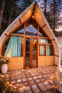 a dome tent with a large glass door at Peakaboo Manali in Manāli +41 photos