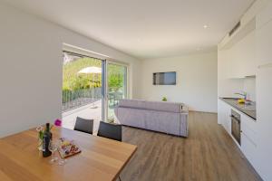 a living room with a table and a couch at Tholr - Ferienwohnungen - Tramin in Termeno