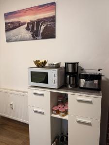 a microwave sitting on a counter in a kitchen at City Ferienwohnung Bayreuth in Bayreuth +11 photos