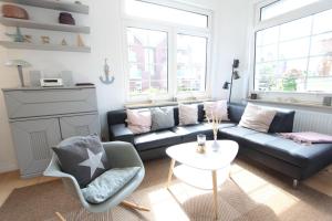 a living room with a couch and a table at Langeoog entspannt in Langeoog