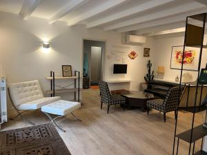 a living room with a couch and a piano at Les Suites du Midi in Saint-Paul-dʼEspis