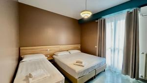 two beds in a small room with a window at HC Hotel Touring Seniga in Seniga +25 photos