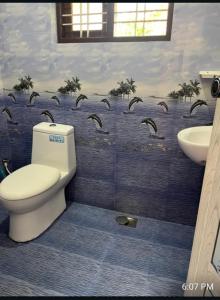 a bathroom with a toilet and a sink at VallabhanAnnexHomestay in Varkala +15 photos