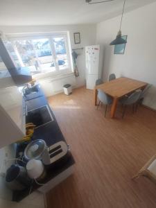 an aerial view of a kitchen and dining room with a table at Angenehmes privatzimmer in Cologne