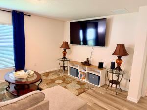 a living room with a couch and a table at Paradise in the Springs in Citrus Springs