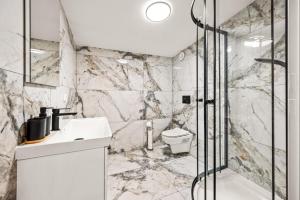 a bathroom with a shower and a sink and a toilet at Platinum Elite Residence in Rybnik