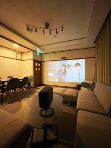 a large room with a presentation on a screen at 呼人2 Arun別邸 in Abashiri