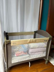 a small crib with towels on top of it at Suite Familia A1 in Pomerode