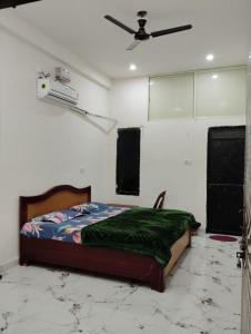 ein Schlafzimmer mit Bett und Deckenventilator in der Unterkunft Hotel Seva Simran in Chhatarpur + 5 Fotos