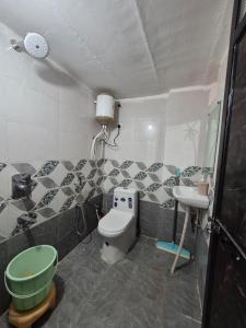 ein Badezimmer mit Toilette und Waschbecken in der Unterkunft Hotel Seva Simran in Chhatarpur
