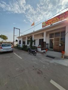 ein Gebäude, vor dem ein Motorrad geparkt ist in der Unterkunft Hotel Seva Simran in Chhatarpur