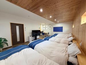 a row of beds in a room at Famille in Sumoto