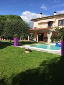 a house with a yard with a swimming pool at CuordiSole Tuscany in Montopoli in Val dʼArno