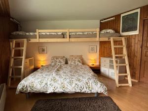 a bedroom with two bunk beds and two lamps at Charmant appartement hyper central, idéal pour couple ou petite famille, parking couvert in Crans-Montana