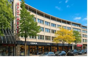 a building on a street with cars parked in front at AltstadtNest Hannover in Hannover