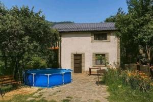 a large blue tub in front of a house at Galaluxe in Tʼeghut
