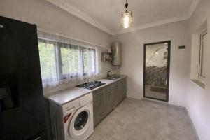 a laundry room with a washing machine in it at Galaluxe in Tʼeghut
