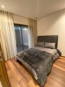 a bedroom with a large bed in a room at studio neuf calme et propre in Casablanca