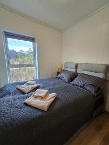 a bedroom with a bed with two towels on it at Hardanger Granvin Living in Granvin