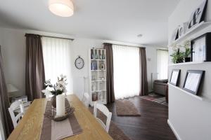 a living room with a wooden table and a dining room at Ferienhaus Dwarslöper mit Sauna und Garten in Fuhlendorf in Fuhlendorf