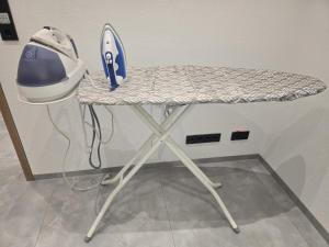 a table with a hat on top of it at Herzensplatzl in Pfaffenhofen