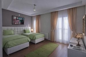 a bedroom with two beds and a window at Kafaoğlu Otel in Ereğli