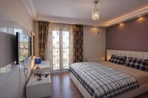 a bedroom with a bed and a flat screen tv at Kafaoğlu Otel in Ereğli